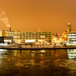 Panoramablick bei Nacht über den Spreebogen zur HTW